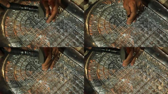 泰国工匠在泰国北部的市场上将传统文化装饰打孔成一块锡金属板