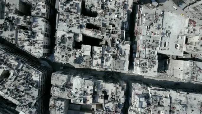 叙利亚阿勒颇废墟的鸟瞰图。用无人机俯瞰阿勒颇的街道，街道上有汽车和行人。