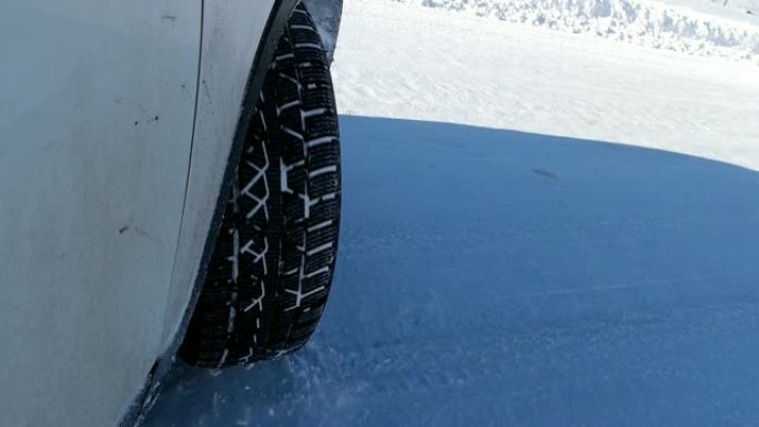 汽车轮胎将积雪溅入相机
