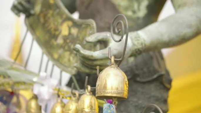 佛教寺庙中的小金钟和铭文