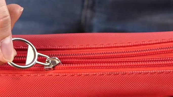 红色手扣手提包，白色，慢动作