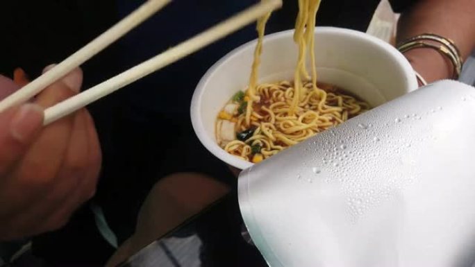 男人吃速食拉面 (杯面)