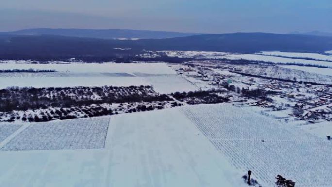 查看外观村庄风景中一个田园诗般的村庄的积雪覆盖着积雪覆盖的房屋