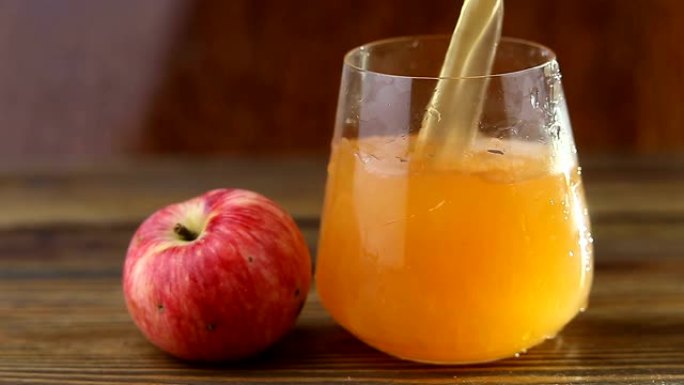 透明玻璃杯中的美味鲜榨苹果汁