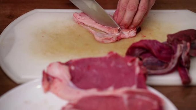 肉类准备-用锋利的刀将牛脂切成薄片
