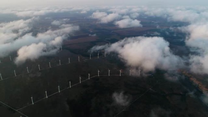 无人机: 风力涡轮机公园上空低云的鸟瞰图，可持续能源，天空视点，晴天，靠近海岸线