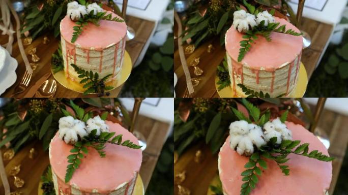 婚礼当天在桌子上摆放着各种颜色的鲜花的婚礼蛋糕和装饰
