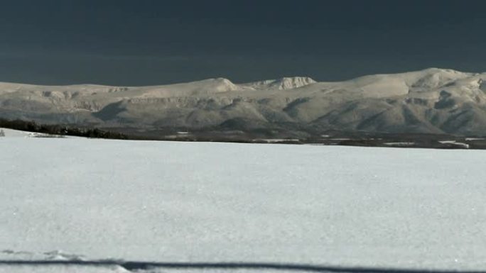 白雪覆盖的山脉的北海道