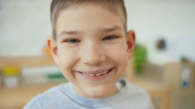 一个男孩对着镜头微笑的SLO MO肖像