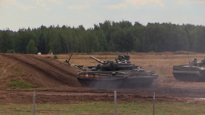 茹。俄罗斯，2014年8月17日:俄罗斯军队。T-90A坦克在移动中向山上射击。