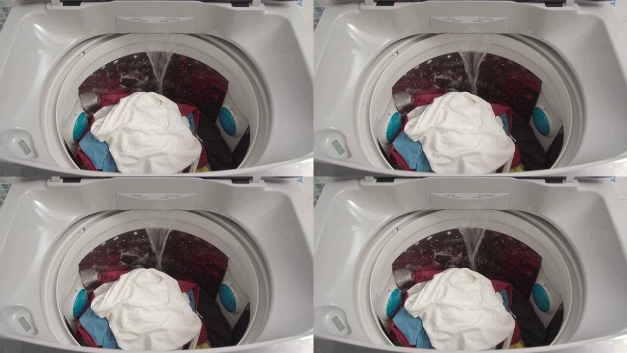 洗衣机里面的特写镜头准备洗衣服。