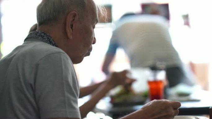 亚洲资深男子吃食，退休观念