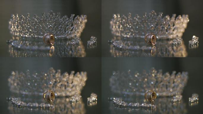 透明玻璃桌上令人难以置信的珠宝王冠、结婚戒指和其他新娘配饰