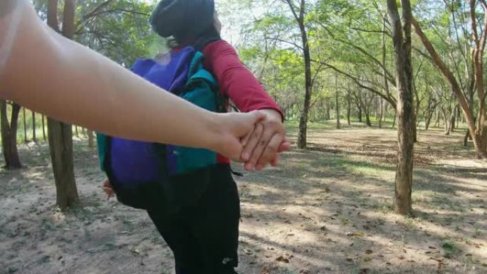 幸福的夫妇徒步旅行者和探索自然森林