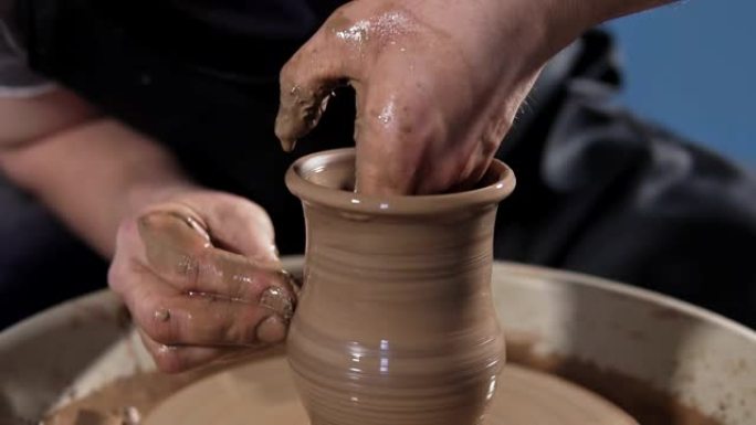 波特的作品特写。人手制作黏土壶。手工制作。工艺。