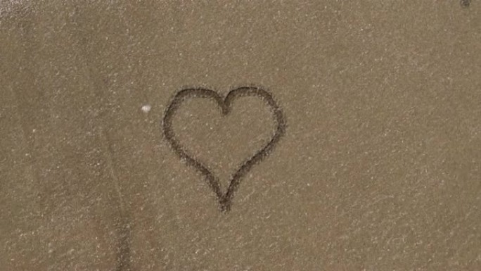 4k可循环的沙子上的爱