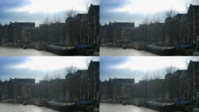 带船屋的运河。荷兰阿姆斯特丹