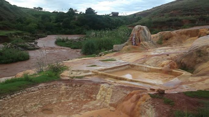 带有红色矿化土壤的模拟间歇泉。马达加斯加