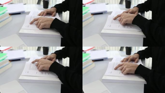 4k小组的学生微笑着玩得开心，并在绿屏上使用平板电脑和笔记本电脑来分享工作和项目中的想法。还可以在考