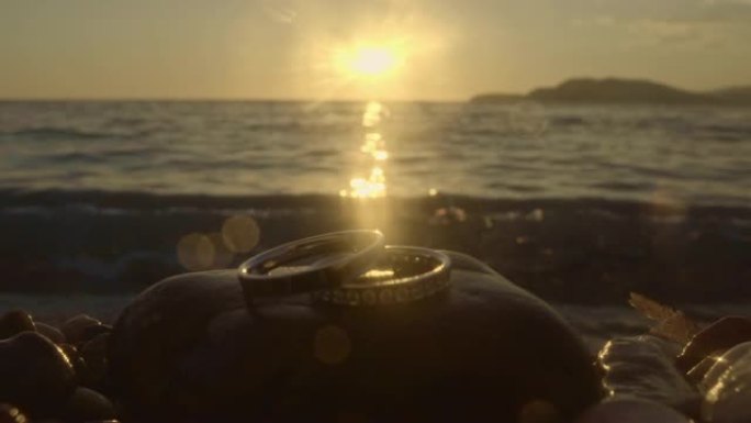 日落时海边的结婚戒指