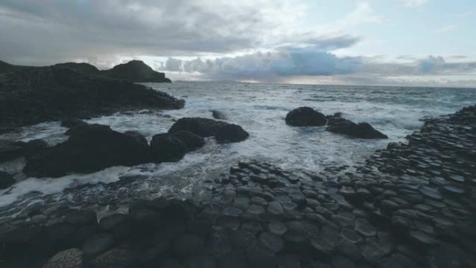 北爱尔兰海浪粉碎巨型铜锣石的慢动作视图
