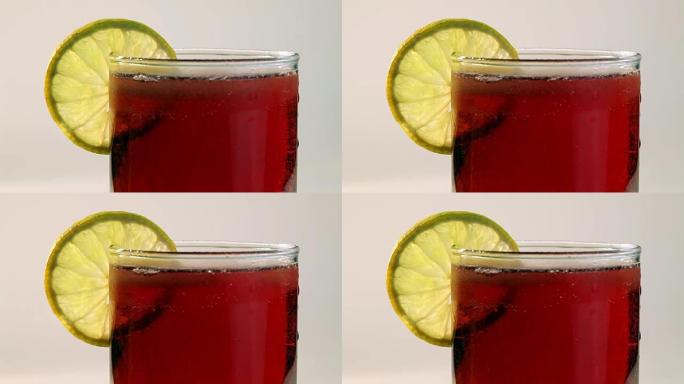 玻璃红色碳酸饮料配柠檬