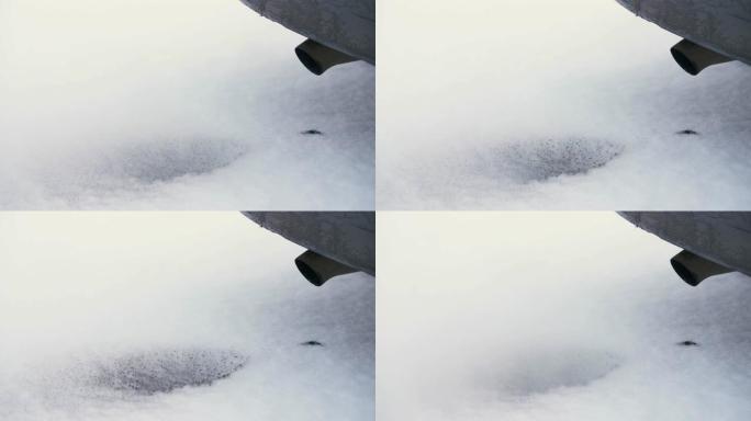 冬天白雪上冷柴油车排气管的黑色蒸汽。