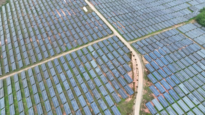 航拍江西农田旁安装光伏太阳能发电站
