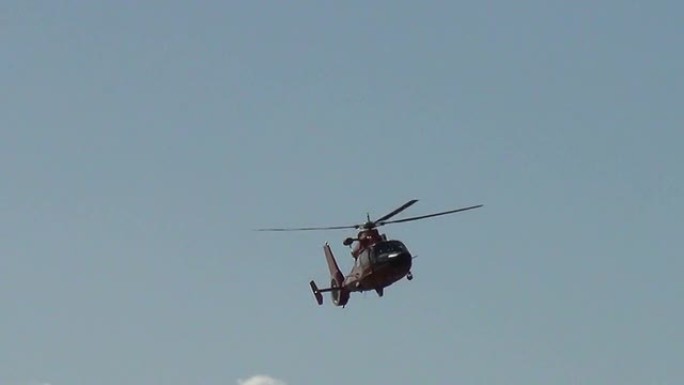 海岸警卫队直升机执行救援任务