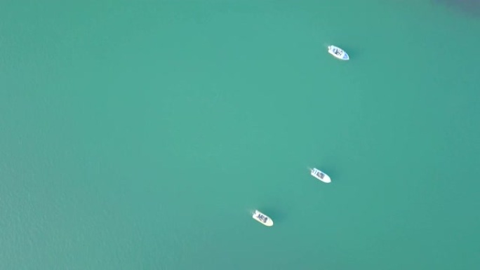 水上的三艘船。从顶部看。4K直升机上的慢动作