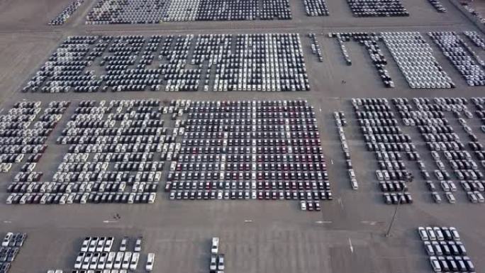停放在汽车厂停车区的新车的鸟瞰图。