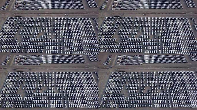 停放在汽车厂停车区的新车的鸟瞰图。在国际港口等待出口和进口。