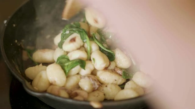 调味蘑菇菠菜汤团