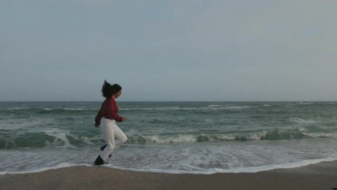 女孩穿着鞋子在海浪上奔跑