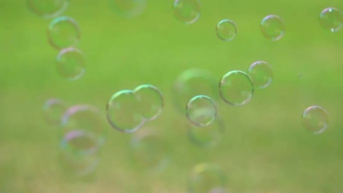 绿色自然背景上的慢动作气泡