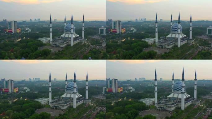 电影观看清真寺苏丹萨拉赫丁阿卜杜勒阿齐兹沙阿拉姆或蓝色清真寺日落场景，雪兰高，吉隆坡，马来西亚。
