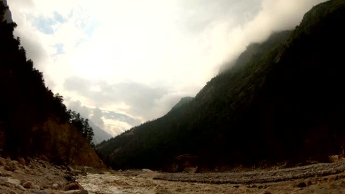 高高的天空和山脉喜马拉雅河恒河被浮躁的流云慢慢移动