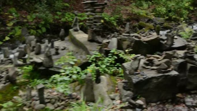 瀑布附近有许多石头，一个在另一个上躺着。