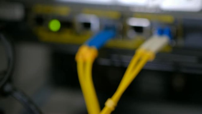 模糊光缆和发光二极管端口状态为闪烁。用于数据中心机房高速网络的网络千兆交换机。