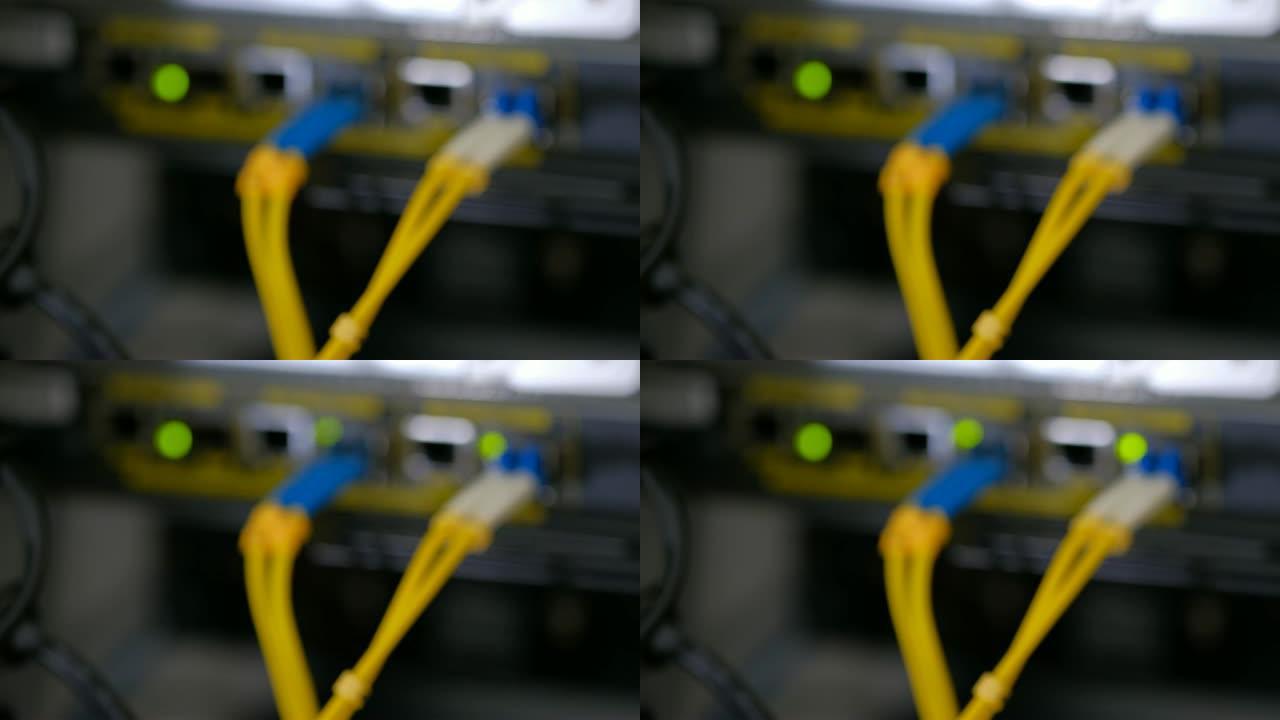 模糊光缆和发光二极管端口状态为闪烁。用于数据中心机房高速网络的网络千兆交换机。