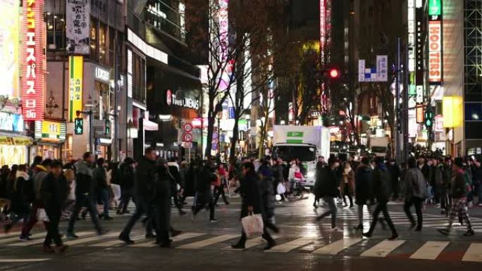 行人在日本东京涩谷路口夜间穿越