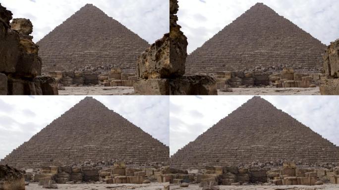 从埃及吉萨金字塔的废墟上观看。我们可以在整个纪念碑的上空看到云。