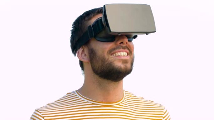 户外虚拟现实耳机中的微笑男人