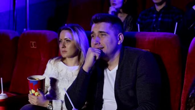 在电影院里的一对夫妇的特写肖像，他们看了一部非常悲伤的电影并哭泣