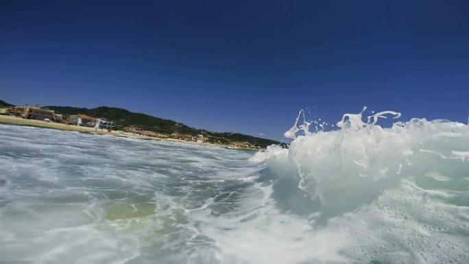 海浪在夏季海滩上与人决裂