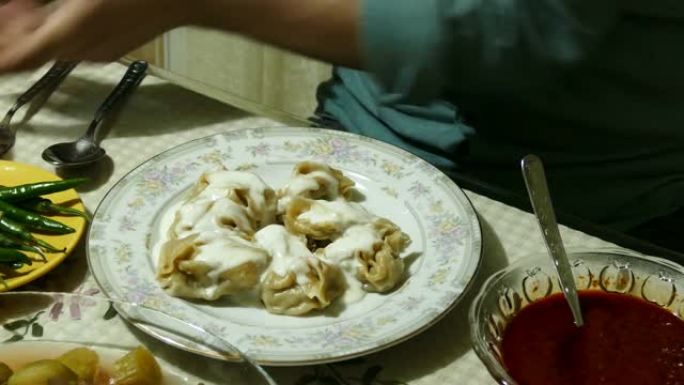 晚餐吃馄饨的人，为吉尔吉斯-乌兹别克馄饨，馄饨服务，