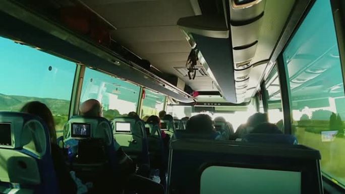 现代舒适的欧洲公共汽车运送乘客。公共汽车沙龙