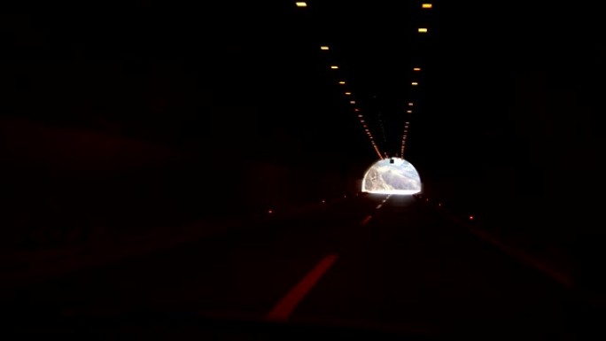 晚上开车穿过隧道