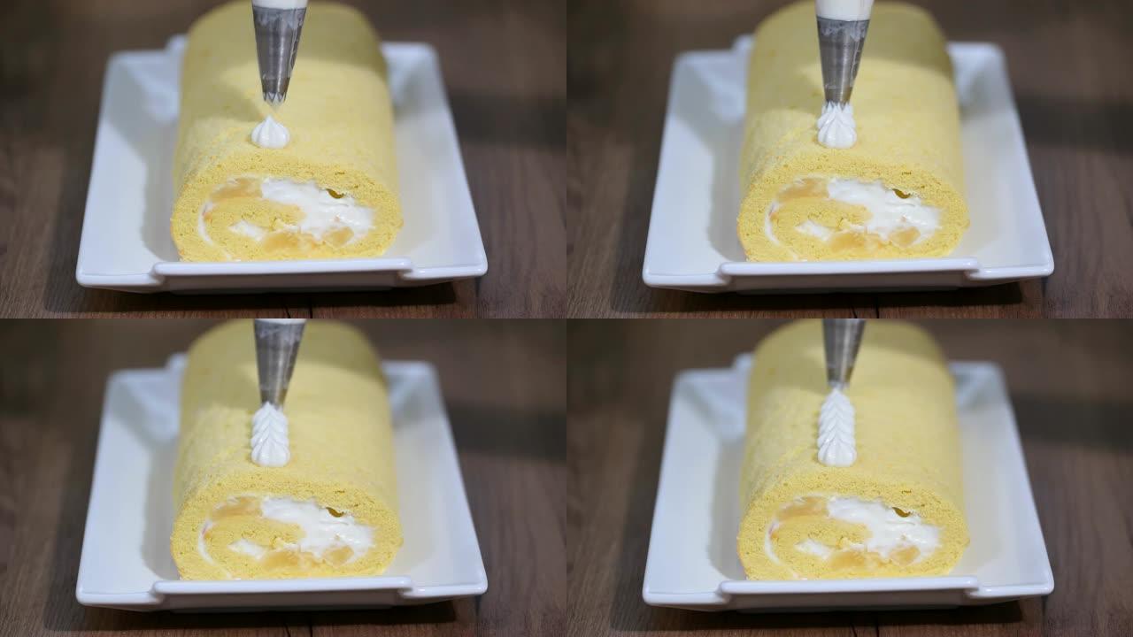 用奶油装饰甜海绵卷。