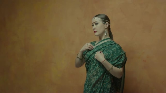 时尚的女人展示异国风情的印度外观
